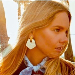 NWT Kendra Scott Finch Earrings in gold